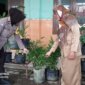 Bhabinkamtibmas Tanjunganom cek pemanfaatan lahan pekarangan warga