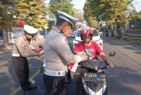 Polres Jember berbagi bendera merah putih