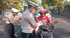 Polres Jember berbagi bendera merah putih