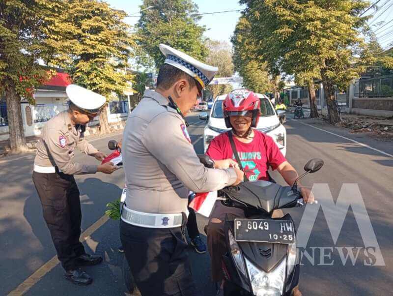 Polres Jember berbagi bendera merah putih