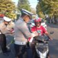 Polres Jember berbagi bendera merah putih