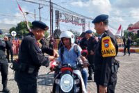 Brimob Polda Jatim bagi bendera Merah Putih