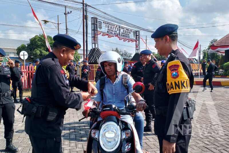 Brimob Polda Jatim bagi bendera Merah Putih