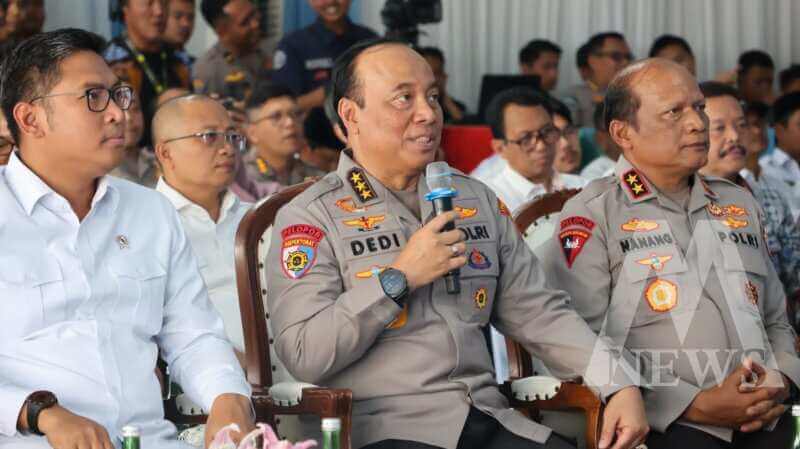 Kapolda Jatim Irjen Pol Drs. Nanang Avianto dampingi Irwasum Polri Komjen Pol Dr. Dedi Prasetyo