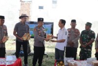 Wakapolres Nganjuk Kompol Andria Diana Putra berikan bibit jagung