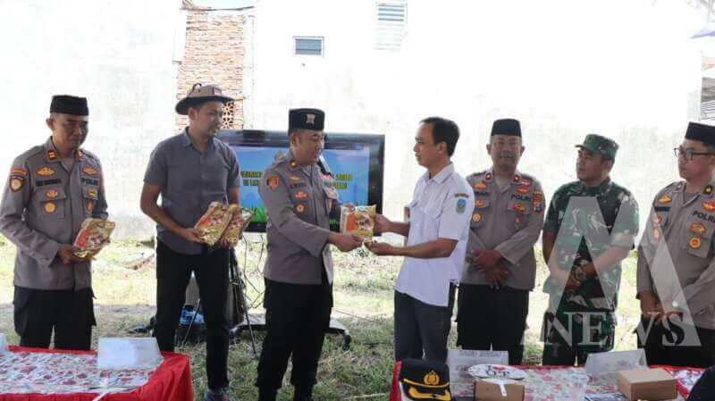 Wakapolres Nganjuk Kompol Andria Diana Putra berikan bibit jagung