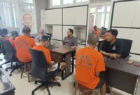 Tersangka diamankan Polisi beserta barang buktinya