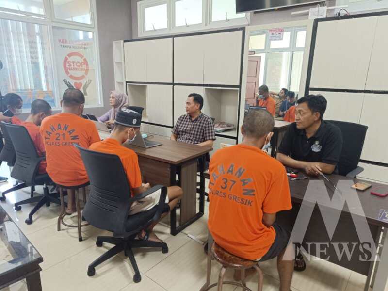 Tersangka diamankan Polisi beserta barang buktinya