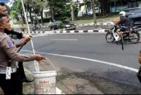 Satlantas Polres Gresik bantu padamkan asap dari truk di GKB