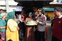 Wakapolres Pelabuhan Tanjung Perak Kompol Anindita Harcaningdyah ikut hadiri penyaluran Beras