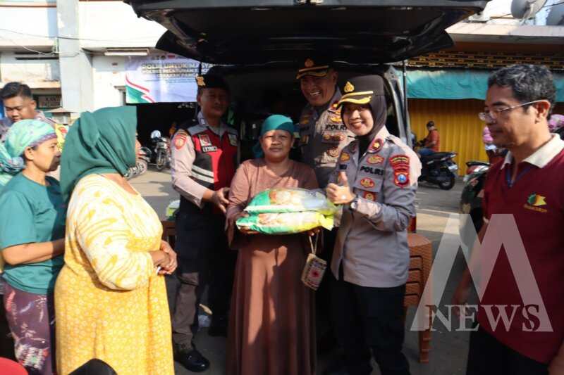 Wakapolres Pelabuhan Tanjung Perak Kompol Anindita Harcaningdyah ikut hadiri penyaluran Beras