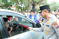 Kapolres Bangkalan AKBP Hendro Sukmono bagikan bendera merah putih