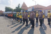 Polres Gresik di HUT RI ke-80 bersih-bersih pesisir