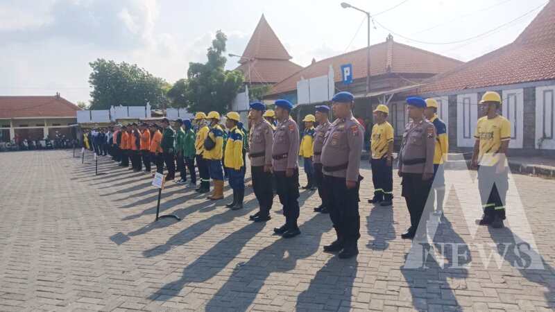 Polres Gresik di HUT RI ke-80 bersih-bersih pesisir