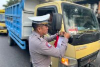 Satlantas Polres Bojonegoro bagikan bendera merah putih