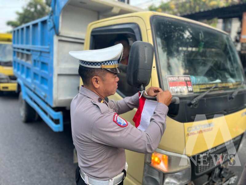 Satlantas Polres Bojonegoro bagikan bendera merah putih