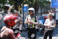 Satlantas Polres Gresik bagikan bendera dan pin merah putih