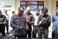 Wakapolres Nganjuk Kompol Andria Diana Putra cek senjata api