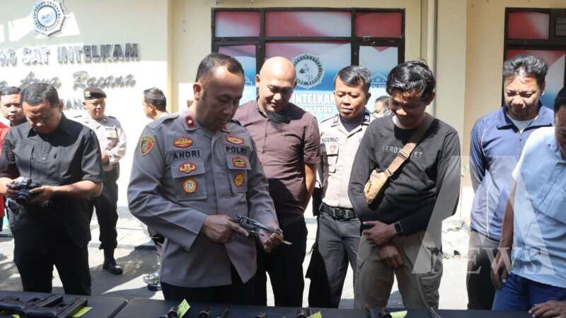 Wakapolres Nganjuk Kompol Andria Diana Putra cek senjata api