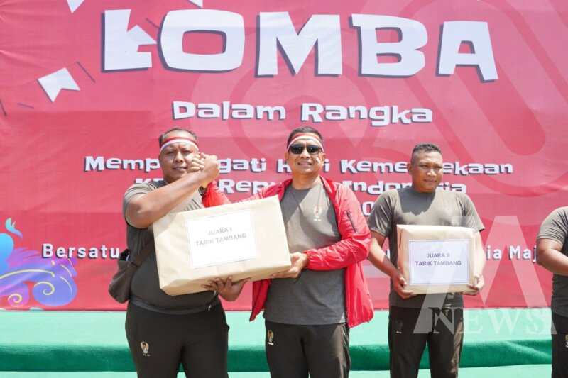 Danrem 084/BJ Brigjen TNI Danny Alkadrie serahkan hadiah ke pemenang lomba