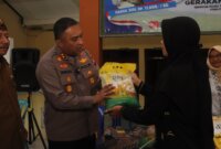 Kapolres Tuban AKBP William Cornelis Tanasale tunjukkan beras SPHP