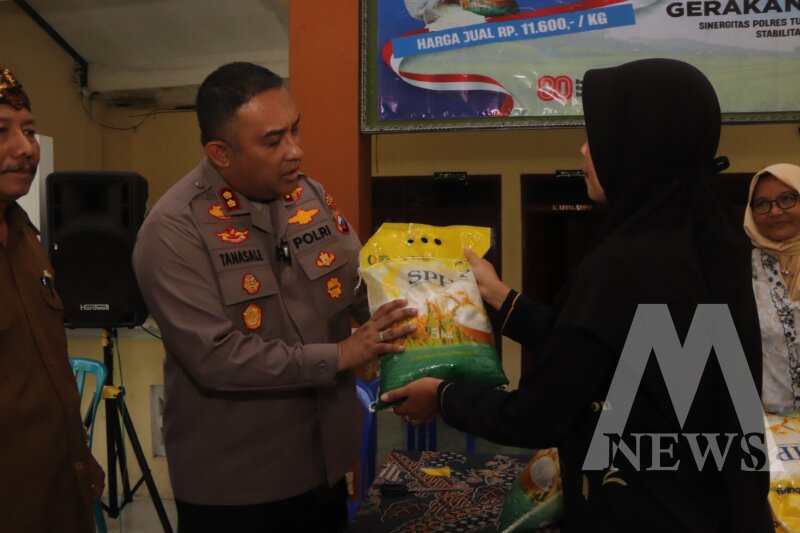 Kapolres Tuban AKBP William Cornelis Tanasale tunjukkan beras SPHP