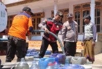 Polres Probolinggo salurkan air bersih ke warga Tiris