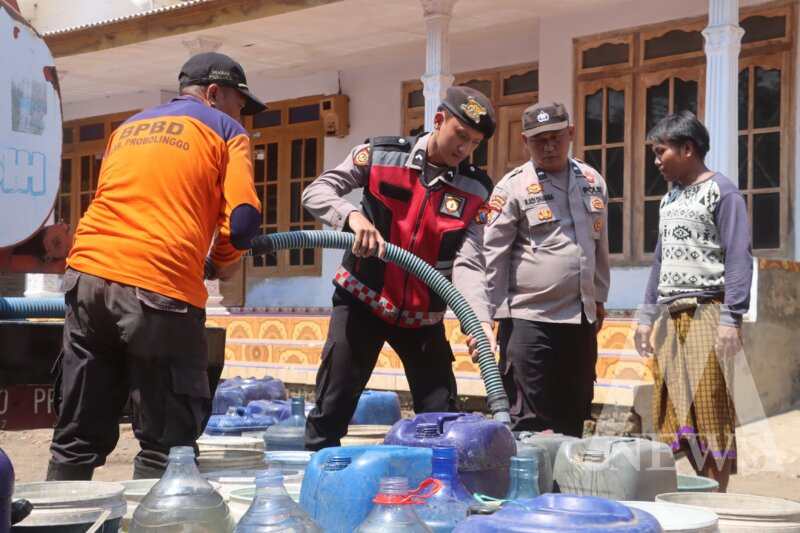 Polres Probolinggo salurkan air bersih ke warga Tiris