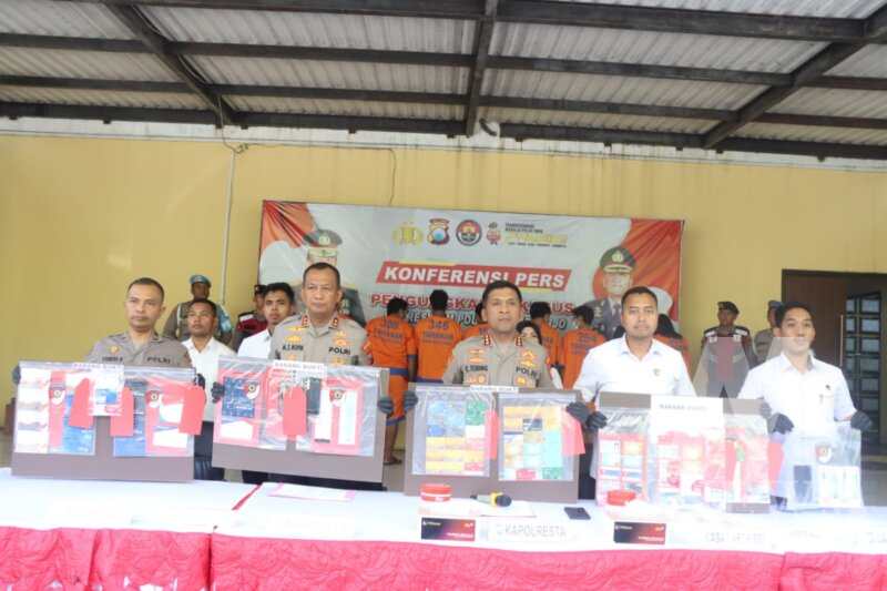 Polresta Sidoarjo ungkap kasus penjualan data pribadi beserta barang buktinya