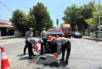 Satlantas Polres Situbondo tambal jalan berlubang