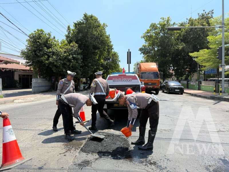 Satlantas Polres Situbondo tambal jalan berlubang