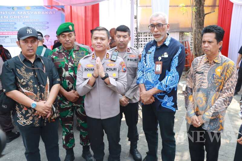 Kapolres Gresik AKBP Rovan Richard Mahenu saat Gerakan Pangan Murah
