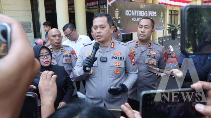 Kapolres Nganjuk AKBP Henri Noveri Santoso berikan keterangan