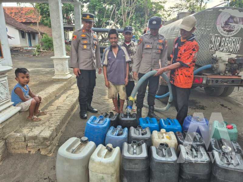 Polres Probolinggo bersama BPBD salurkan air bersih ke warga