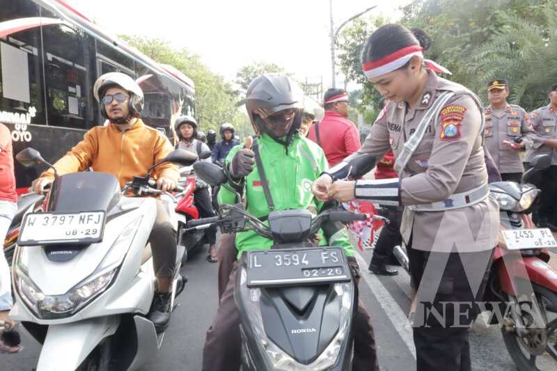 Polrestabes Surabaya bagi 3.600 bendera dan 83 helm