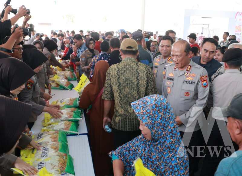 Kapolda Jatim Irjen Pol Drs. Nanang Avianto didampingi Kapolresta Sidoarjo Kombespol Christian Tobing