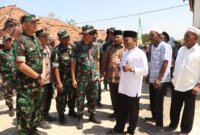 Kasi Teritorial Kasrem 084/BJ Kolonel Herry Subarkah dampingi tim Wasev TMMD Mabesad cek progres