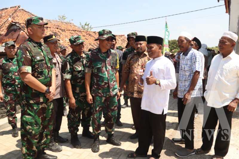 Kasi Teritorial Kasrem 084/BJ Kolonel Herry Subarkah dampingi tim Wasev TMMD Mabesad cek progres