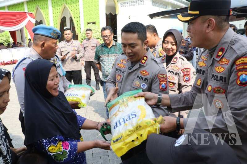 Kapolres Pelabuhan Tanjung Perak AKBP Wahyu Hidayat gelar Gerakan Pangan Murah