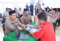 Kapolres Nganjuk AKBP Henri Noveri Santoso ikuti donor darah