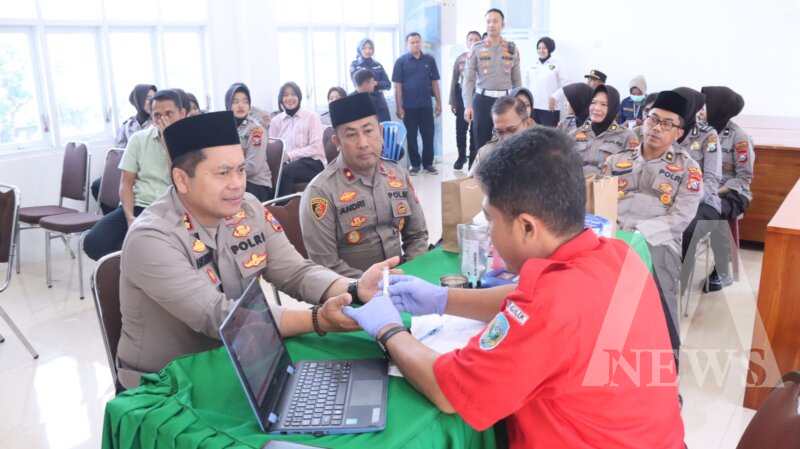 Kapolres Nganjuk AKBP Henri Noveri Santoso ikuti donor darah