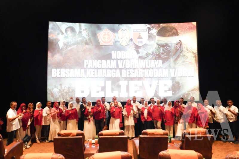 Danrem 084/BJ Brigjen TNI Danny Alkadrie dampingi Pangdam V/Brawijaya Mayjen TNI Rudy Saladin nobar BELIEVE