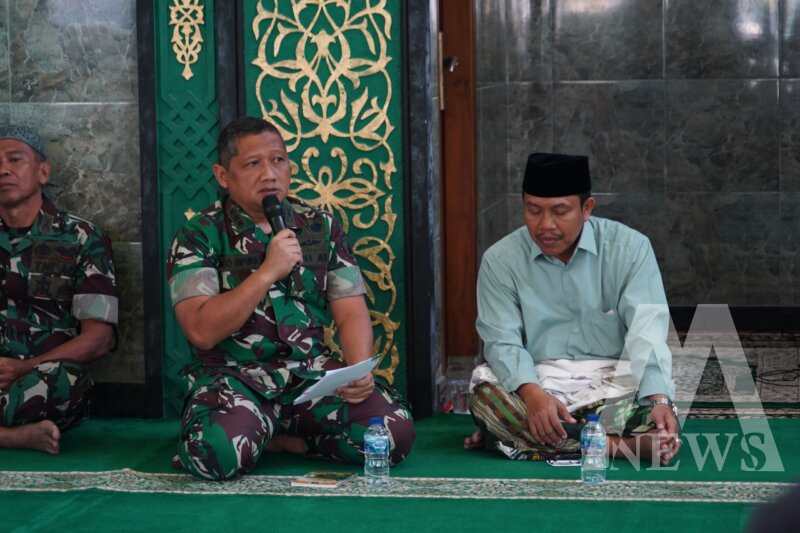 Kasrem 084/BJ Kolonel Inf Nico Reza H. Dipura saat doa bersama di Masjid Al Wathon
