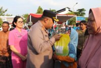 Kapolres Tuban AKBP William Cornelis Tanasale serahkan bantuan beras