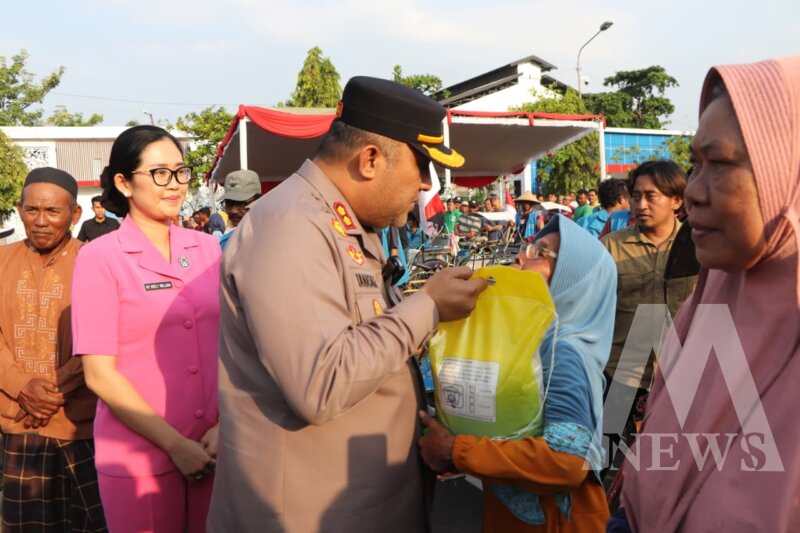 Kapolres Tuban AKBP William Cornelis Tanasale serahkan bantuan beras