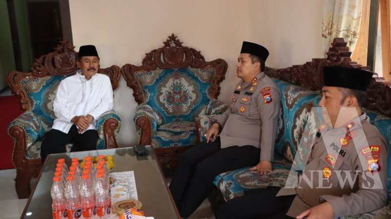 Kapolres Nganjuk AKBP Henri Noveri Santoso takziah ke Kapolsek Jatikalen AKP Hadi Priyonggo