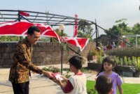 Mercure Surabaya Grand Mirama bagikan bendera merah putih