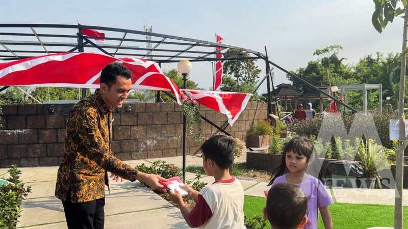 Mercure Surabaya Grand Mirama bagikan bendera merah putih