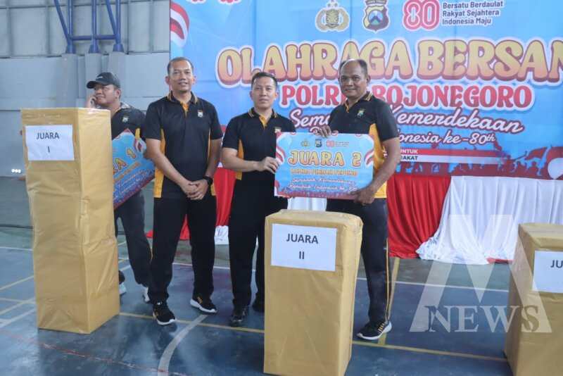 Kapolres Bojonegoro AKBP Afrian Satya Permadi serahkan hadiah ke pemenang
