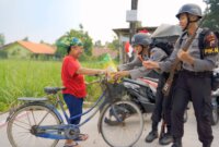 Siswa SPN Polda Jatim gelar ekspedisi darat dan Bansos